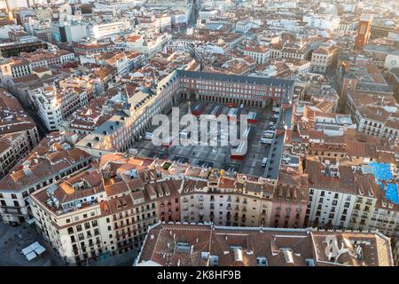 Madrid, Spanien - 19. Nov 2021: Luftaufnahme der Plaza Mayor in Madrid, Spanien in den frühen Morgenstunden. Stockfoto