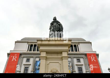 Madrid, Spanien - 18. Nov 2021: Denkmal der Königin Isabel II von Spanien vor dem Teatro Real (Königliches Theater oder Oper Madrid) an der Plaza de Isabel Stockfoto