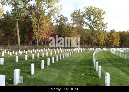 Veteranen Gräber auf Fort Sheridan National Cemetery im Herbst in Lake Forest, Illinois Stockfoto