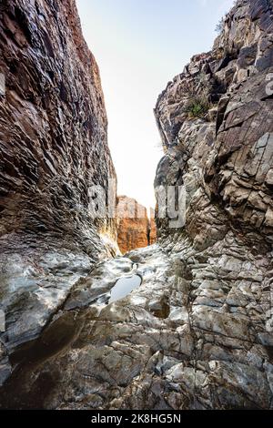 Narrow Gap between Cliff Walls at the Window im Big Bend National Park Stockfoto