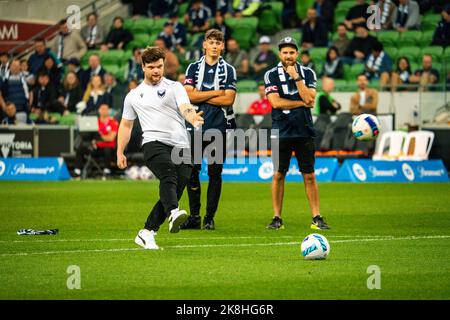 Melbourne, Australien. 22, Oktober 2022. Melbourne Victory Fans versuchen, die Quer-Herausforderung für einige Pre-Game-Giveaways in Runde 3 der Isuzu Stockfoto