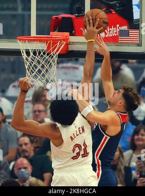 Cleveland, Usa. 23. Oktober 2022. Cleveland Cavaliers Jarrett Allen (31) blockiert die Aufnahme von Washington Wizards Deni Avdija (9) in der ersten Hälfte des Rocket Mortgage Field House in Cleveland, Ohio am Sonntag, den 23. Oktober 2022. Foto von Aaron Josefczyk/UPI Credit: UPI/Alamy Live News Stockfoto