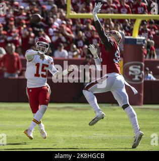 Santa Clara, Usa. 23. Oktober 2022. Der Quarterback von Kansas City Chiefs Patrick Mahomes (15) wird am Sonntag, den 23. Oktober 2022, vom San Francisco 49ers in der ersten Hälfte im Levi's Stadium in Santa Clara, Kalifornien, unter Druck gesetzt. Die Chiefs haben die 49ers 44-23 bebohren. Foto von Terry Schmitt/UPI Credit: UPI/Alamy Live News Stockfoto