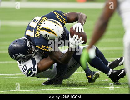 Der Los Angeles Chargers-Empfänger Mike Williams verletzt am Sonntag, den 23. Oktober 2022, seinen Fuß unter dem Eckpfeiler von Seattle Seahawks, Michael Jackson, im SoFi Stadium in Inglewood, Kalifornien. Die Seahawks besiegten die Chargers 37-23. Foto von Jon SooHoo/UPI Stockfoto