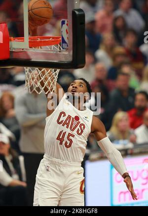 Cleveland, Usa. 23. Oktober 2022. Cleveland Cavaliers Donovan Mitchell (45) dunkert am Sonntag, den 23. Oktober 2022, im Rocket Mortgage Field House in Cleveland, Ohio, gegen die Washington Wizards. Foto von Aaron Josefczyk/UPI Credit: UPI/Alamy Live News Stockfoto