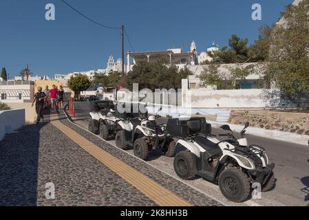 Pyrgos Kallistis, Santorini, Griechenland. 2022. Quad-Bikes am Straßenrand in Pyrgos geparkt, ein beliebter Touristenort. Stockfoto