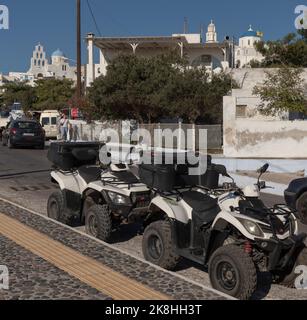 Pyrgos Kallistis, Santorini, Griechenland. 2022. Quad-Bikes am Straßenrand in Pyrgos geparkt, ein beliebter Touristenort. Stockfoto