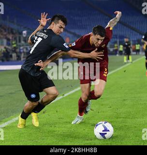 Rom, Italien. 23. Oktober 2022. Rogers Roger Ibanez (R) von Roma spielt mit Napoli, der Lozano während eines Fußballspiels der Serie A zwischen Roma und Napoli in Rom, Italien, am 23. Oktober 2022 anstellt. Quelle: Augusto Casasoli/Xinhua/Alamy Live News Stockfoto