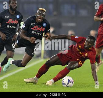 Rom, Italien. 23. Oktober 2022. Roma's Mady Camara (R) spielt mit Napoli's Victor Osimhen während eines Serie-A-Fußballspiels zwischen Roma und Neapel in Rom, Italien, am 23. Oktober 2022. Quelle: Augusto Casasoli/Xinhua/Alamy Live News Stockfoto