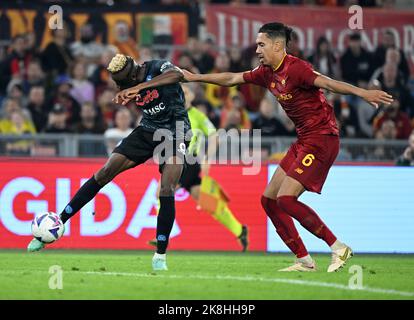 Rom, Italien. 23. Oktober 2022. Napoli's Victor Osimhen (L) erzielt sein Tor während eines Serie-A-Fußballspiels zwischen Roma und Napoli in Rom, Italien, am 23. Oktober 2022. Quelle: Augusto Casasoli/Xinhua/Alamy Live News Stockfoto