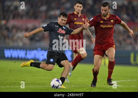 Rom, Italien. 23. Oktober 2022. Romas Bryan Cristante (R) spielt mit Napoli, der Lozano während eines Fußballspiels der Serie A zwischen Roma und Neapel in Rom, Italien, am 23. Oktober 2022 anheuert. Quelle: Augusto Casasoli/Xinhua/Alamy Live News Stockfoto