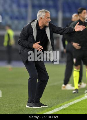 Rom, Italien. 23. Oktober 2022. Roma-Cheftrainer Jose Mourinho zeigt sich während eines Fußballspiels zwischen Roma und Neapel in Rom, Italien, am 23. Oktober 2022. Quelle: Augusto Casasoli/Xinhua/Alamy Live News Stockfoto