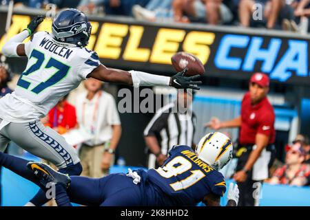 Los Angeles, Kalifornien, USA. 23. Oktober 2022. Seattle Seahawks Eckpfeiler Tariq Woolen (27) defekt ein Pass für Los Angeles Chargers Wide Receiver Mike Williams (81) während der ersten Hälfte bei einem NFL-Fußballspiel, Samstag, 23. Oktober 2022, in Inglewood, Kalif. (Bild: © Ringo Chiu/ZUMA Press Wire) Stockfoto