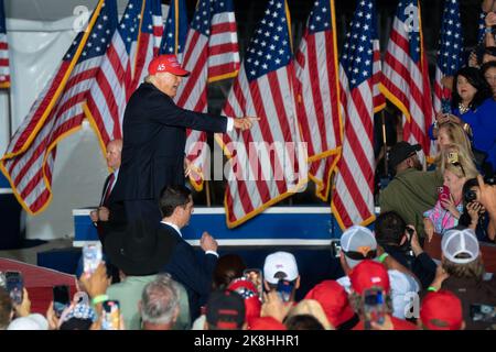 Donald Trump verweist auf einige seiner Unterstützer, als er die Bühne am Ende seiner Save America-Kundgebung in Robstown, Texas, verlässt. Stockfoto