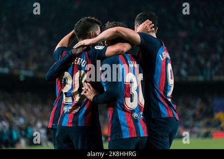 Barcelona, Spanien. 23. Oktober 2022. Die Spieler von Barcelona feiern ein Tor während eines Fußballspiels der Liga zwischen dem FC Barcelona und dem Athletic Club Bilbao in Barcelona, Spanien, am 23. Oktober 2022. Quelle: Joan Gosa/Xinhua/Alamy Live News Stockfoto