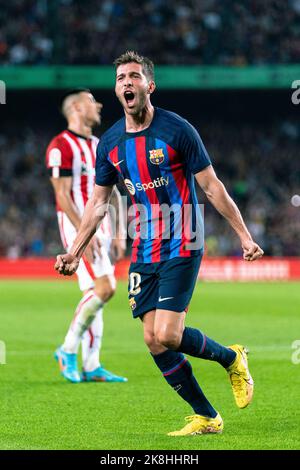 Barcelona, Spanien. 23. Oktober 2022. Sergi Roberto aus Barcelona feiert ein Tor während eines Fußballspiels der Liga zwischen dem FC Barcelona und dem Athletic Club Bilbao in Barcelona, Spanien, am 23. Oktober 2022. Quelle: Joan Gosa/Xinhua/Alamy Live News Stockfoto