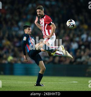 Barcelona, Spanien. 23. Oktober 2022. Pedri (L) aus Barcelona spielt mit Yeray Alvarez aus Bilbao während eines Fußballspiels der Liga zwischen dem FC Barcelona und dem Athletic Club Bilbao in Barcelona, Spanien, am 23. Oktober 2022. Quelle: Joan Gosa/Xinhua/Alamy Live News Stockfoto