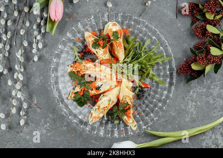 Dünne Pfannkuchen mit Kaviar und Lachs, zu Rollen gerollt Stockfoto