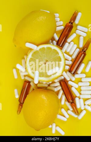 Vitamin-C-Tabletten.viele Pillen und Zitrusfrüchte.Flying Vitamin-C-Pillen und Zitronen geschnitten .natürliche Frucht Vitamin C.Immunität Remedy.Gesundheit und Medizin Stockfoto