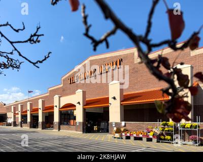 Der Haupteingang des Home Depot-Geschäfts mit blauem Himmel Stockfoto