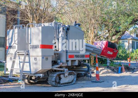 NEW ORLEANS, LA, USA - 21. OKTOBER 2022: Rückansicht der Power Kerber 5700-D Bordsteinmaschine auf der Straße während des Straßenreparaturprojekts in Uptown Nachbarschaft Stockfoto