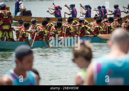 Teams paddeln zum Drachenbootfest am Tai Pak Beach, Discovery Bay, Lantau Island, Hongkong, 2017, an die Startlinie Stockfoto