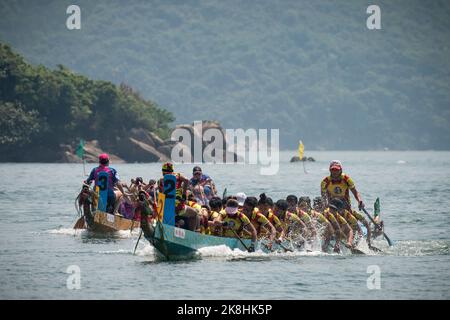 Teams in Aktion bei einem Rennen beim Drachenbootfestival in Tai Pak Bay, Discovery Bay, Lantau Island, Hongkong, 2017 Stockfoto