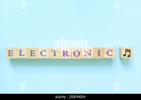 Elektronische Musik Genre oder Stil Konzept. Kreative flache Lay-Typografie-Komposition auf blauem Hintergrund. Stockfoto