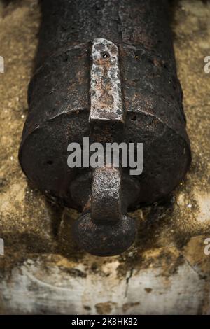 Detail einer alten eisernen Kanone, zersetzt und korrodiert, aber durch ständige Berührung poliert, Ping Shan, New Territories, Hong Kong Stockfoto