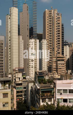 Alt und neu: Moderne Bürohochhäuser und Wohnblocks hinter traditionellen, älteren, mittleren Wohnhäusern, Central, Hong Kong Island, 2014 Stockfoto