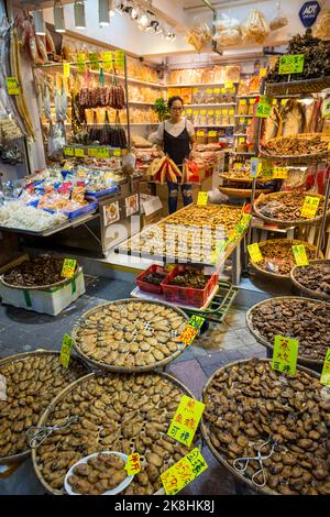 In einem Geschäft in Yuen Long, New Territories, Hongkong, werden getrocknete Muscheln und andere Meeresfrüchte zum Verkauf angeboten Stockfoto