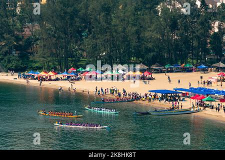 Die Teams paddeln an die Startlinie für ein Rennen beim Dragon Boat Festival auf Tai Pak Bay, Discovery Bay, Lantau Island, Hong Kong, 2017 Stockfoto