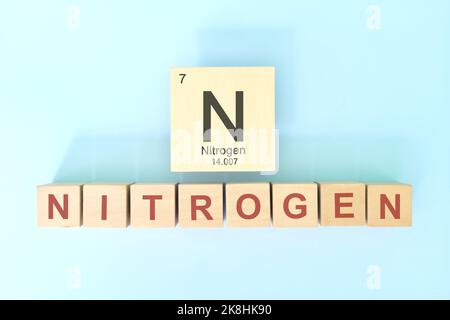 Stickstoff chemisches Element Symbol mit atomarer Masse und atomare Zahl in Holzblöcken flache Lay-Zusammensetzung. Chemie und Wissenschaft Konzept. Stockfoto