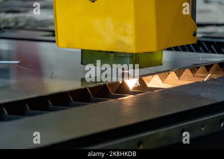 Laserschneidemaschine, Schneiden von Holzplatten, während ein Mann kümmert sich um den Prozess, lateinamerika Stockfoto