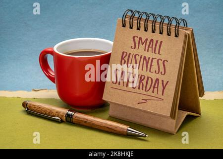 Small Business Saturday Note - Handschrift in einem kleinen Desktop-Kalender, Holiday Shopping-Konzept Stockfoto