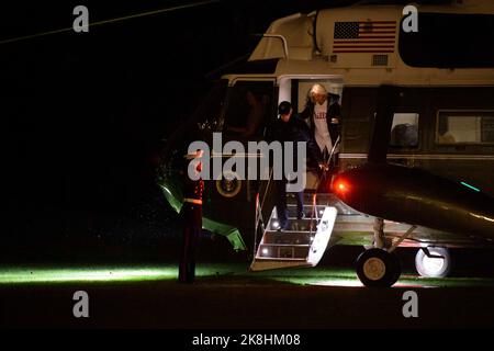 Washington, Vereinigte Staaten . 23. Oktober 2022. Präsident Joe Biden und First Lady Jill Biden, die ein Philadelphia Phillies Trikot tragen, verlassen Marine One am Sonntag, den 23. Oktober 2022, auf dem South Lawn im Weißen Haus in Washington, DC. Foto von Bonnie Cash/Pool/Sipa USA Kredit: SIPA USA/Alamy Live News Stockfoto