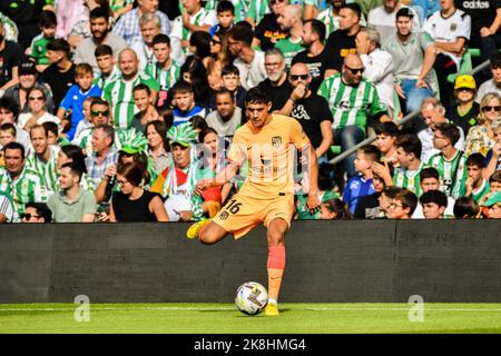 SEVILLA, SPANIEN - 23. OKTOBER: Nahuel Molina von Atletico de Madrid übergibt den Ball während des Spiels zwischen Real Betis Balompie und Atletico de Madrid CF von La Liga Santander am 27. August 2022 in Mestalla in Valencia, Spanien. (Foto von Samuel Carreño/PxImages) Stockfoto