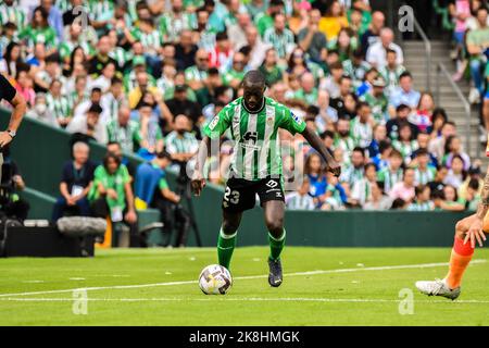 SEVILLA, SPANIEN - 23. OKTOBER: Youssouf Sabaly von Real Betis Balompie fährt den Ball während des Spiels zwischen Real Betis Balompie und Atletico de Madrid CF von La Liga Santander am 27. August 2022 in Mestalla in Valencia, Spanien. (Foto von Samuel Carreño/PxImages) Stockfoto