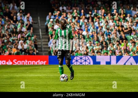 SEVILLA, SPANIEN - 23. OKTOBER: Youssouf Sabaly von Real Betis Balompie kontrolliert den Ball während des Spiels zwischen Real Betis Balompie und Atletico de Madrid CF von La Liga Santander am 27. August 2022 in Mestalla in Valencia, Spanien. (Foto von Samuel Carreño/PxImages) Stockfoto