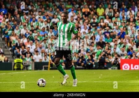 SEVILLA, SPANIEN - 23. OKTOBER: William Carvalho von Real Betis Balompie fährt den Ball während des Spiels zwischen Real Betis Balompie und Atletico de Madrid CF von La Liga Santander am 27. August 2022 in Mestalla in Valencia, Spanien. (Foto von Samuel Carreño/PxImages) Stockfoto