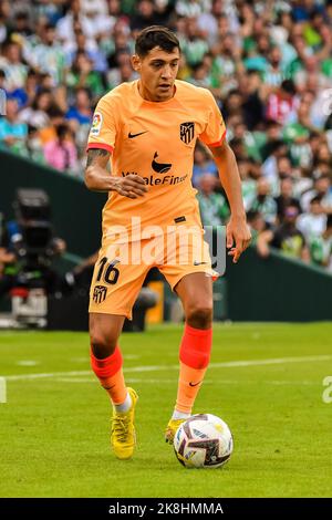 SEVILLA, SPANIEN - 23. OKTOBER: Nahuel Molina von Atletico de Madrid fährt den Ball während des Spiels zwischen Real Betis Balompie und Atletico de Madrid CF von La Liga Santander am 27. August 2022 in Mestalla in Valencia, Spanien. (Foto von Samuel Carreño/PxImages) Stockfoto