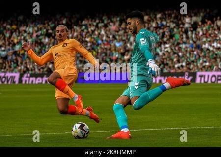 SEVILLA, SPANIEN - 23. OKTOBER: Rui Silva von Real Betis Balompie übergibt den Ball während des Spiels zwischen Real Betis Balompie und Atletico de Madrid CF von La Liga Santander am 27. August 2022 in Mestalla in Valencia, Spanien. (Foto von Samuel Carreño/PxImages) Stockfoto