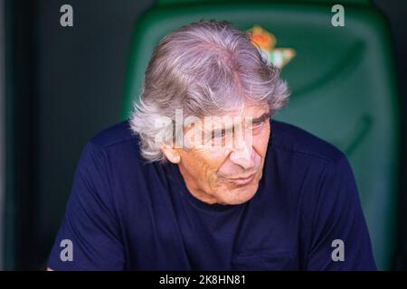 Sevilla, Spanien. 23. Oktober 2022. Real Betis Coach Manuel Pellegrini gesehen während der La Liga Santander 2022/2023 Spiel zwischen Real Betis und Atletico de Madrid im Benito Villamarin Stadion. (Endergebnis; Real Betis 1:2 Atletico de Madrid) Credit: SOPA Images Limited/Alamy Live News Stockfoto