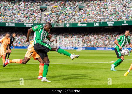 Sevilla, Spanien. 23. Oktober 2022. William Carvalho (L) von Real Betis im Benito Villamarin Stadium in Aktion gesehen während des La Liga Santander 2022/2023 Spiels zwischen Real Betis und Atletico de Madrid.(Final Score; Real Betis 1:2 Atletico de Madrid) Credit: SOPA Images Limited/Alamy Live News Stockfoto