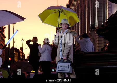 London, Großbritannien, 23.. Oktober 2022. Starker Regen wird klar, als ein Mann an einem Fotoshooting mit einem Regenschirm teilnimmt. Bis Montagmorgen ist eine Wetterwarnung des MET Office vorhanden, mit Unterbrechungen und Überschwemmungen. Kredit: Elfte Stunde Fotografie/Alamy Live Nachrichten Stockfoto