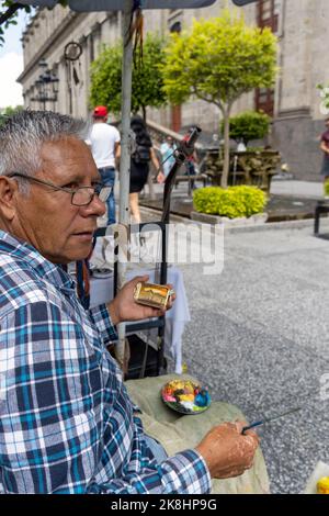 Älterer Straßenkünstler, brauner Latino-Mann, Gemälde auf der Straße, mexiko Stockfoto
