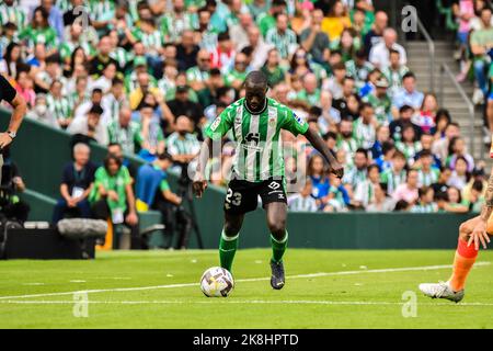 23. Oktober 2022: SEVILLA, SPANIEN - 23. OKTOBER: Youssouf Sabaly von Real Betis Balompie fährt den Ball während des Spiels zwischen Real Betis Balompie und Atletico de Madrid CF von La Liga Santander am 27. August 2022 in Mestalla in Valencia, Spanien. (Bild: © Samuel CarreÃ±O/PX Imagens via ZUMA Press Wire) Stockfoto