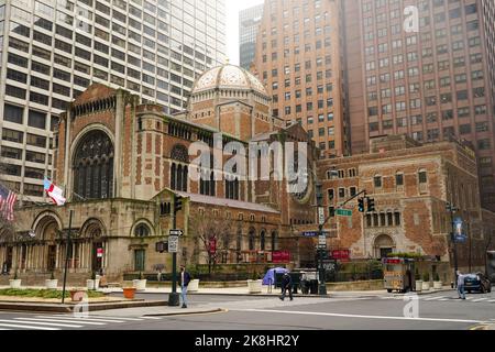 St. Bartholomew's Church in Manhattan. Es handelt sich um eine historische Bischofsgemeinde, die im Januar 1835 gegründet wurde und sich an der Ostseite der Park Avenue befindet Stockfoto