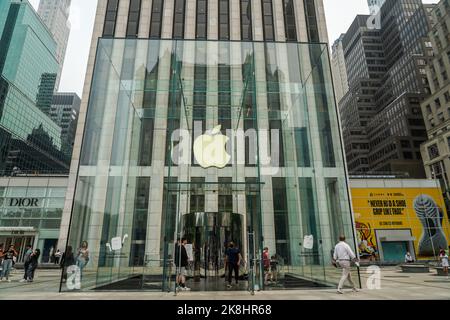 Apple Store Cube an der 5. Avenue, New York. Der Laden selbst befindet sich bis auf den 32 Meter großen Glaswürfel direkt vor dem GM-Gebäude im Untergrund Stockfoto