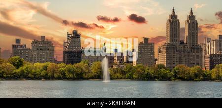 Skyline-Panorama mit Eldorado-Gebäude und Stausee mit Brunnen im Central Park in Midtown Manhattan in New York City Stockfoto